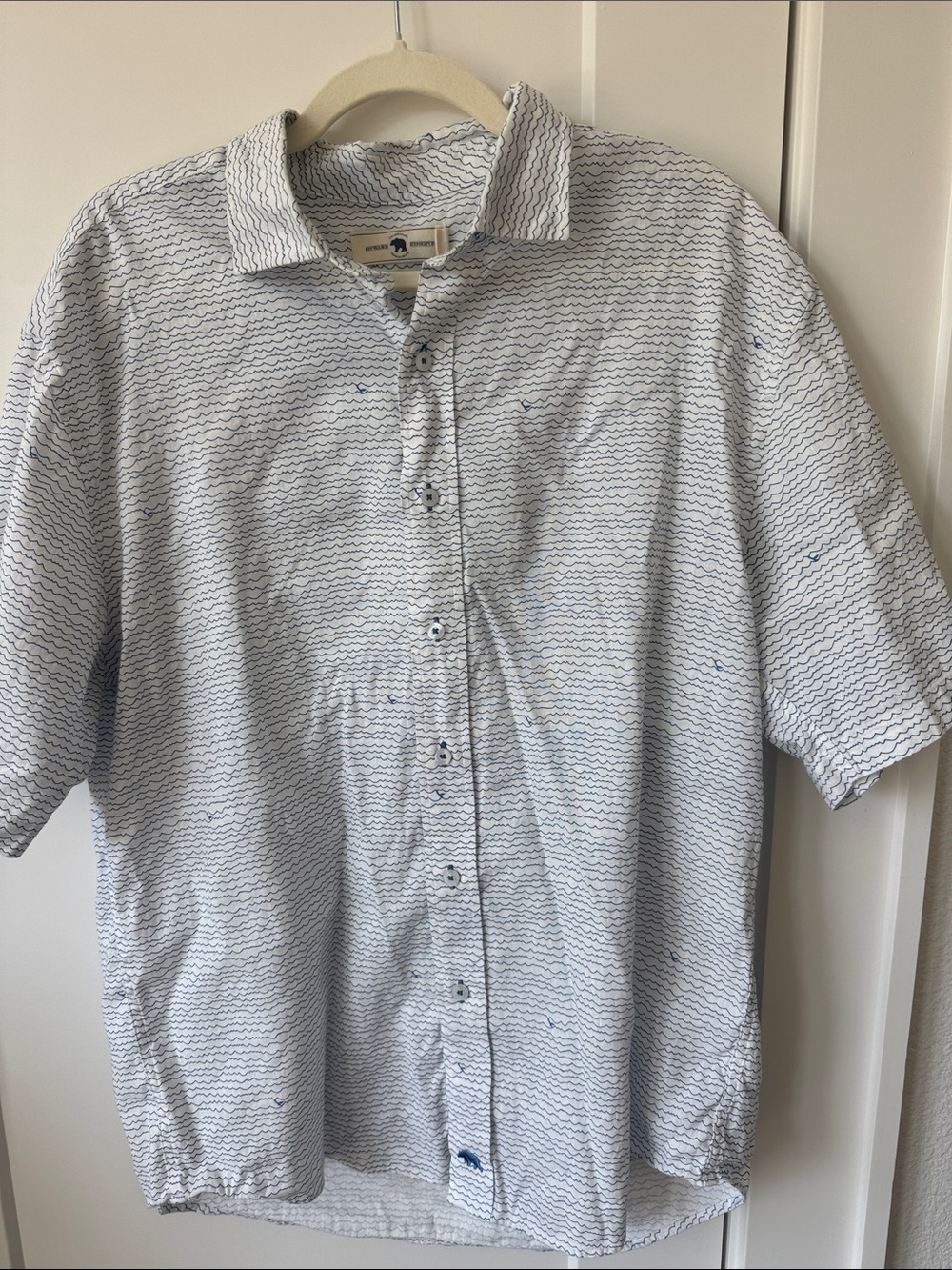 Casual Short-Sleeve Button-Down Shirt in White with Navy Wave Print
